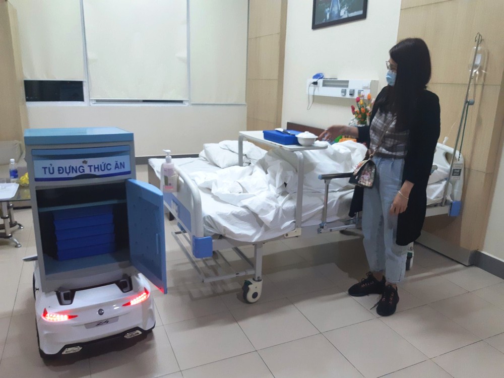 Sáng tạo “robot” phục vụ bệnh nhân cách ly nghi nhiễm COVID-19