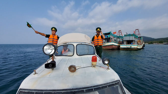Cắm chốt cùng lính biên phòng tại Phú Quốc, lạnh cóng giữa biển đêm